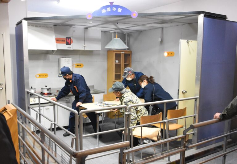 震度7を体験する参加者=岡山県津山市で