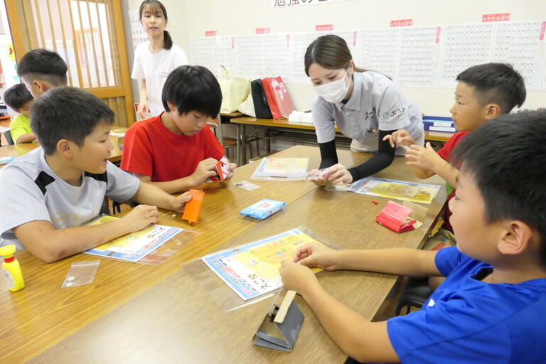 平林金属の社員らに教わりながら工作をする子どもたち=岡山県美咲町で