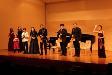 舞台で名曲を披露した出演者たち=岡山県津山市で