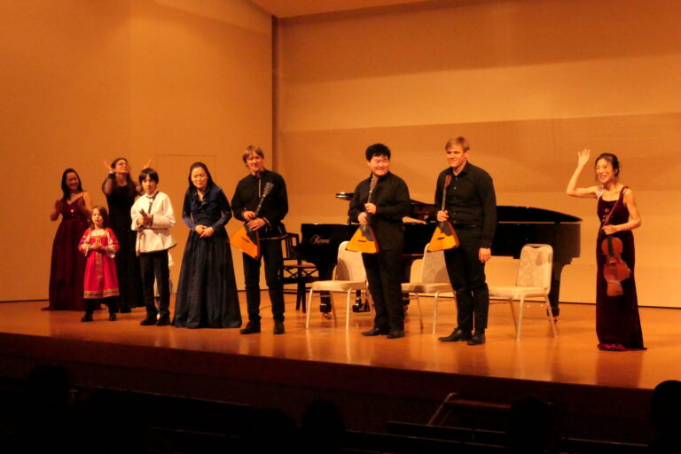 舞台で名曲を披露した出演者たち=岡山県津山市で