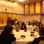 あいさつをする山本会長=岡山県津山市で