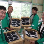 初日に運ばれた艶のある紫黒色のニューピオーネ