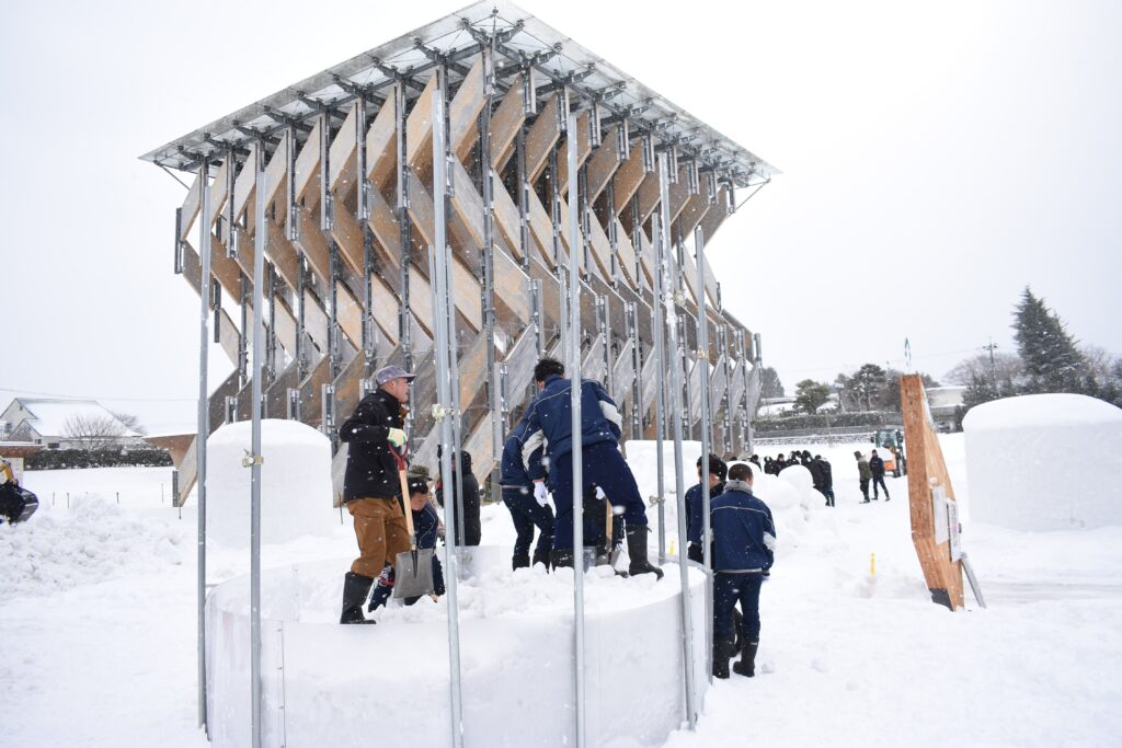 雪の感触を楽しみながら作業に励む生徒たち