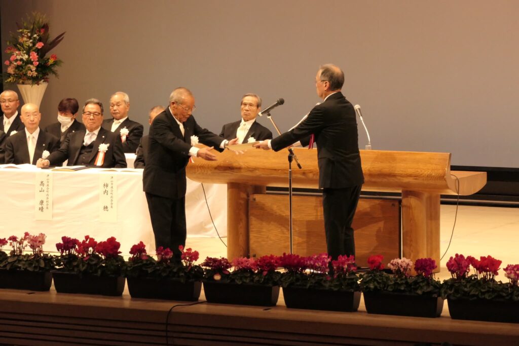 表彰状を受け取る歴代連合町内会長