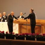 表彰状を受け取る歴代連合町内会長