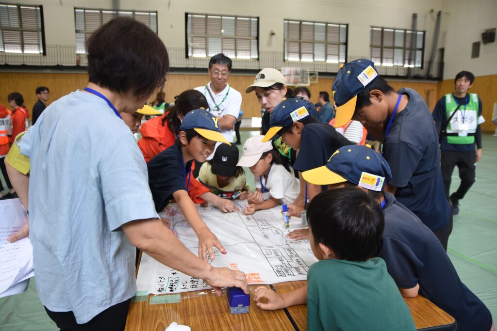 災害対策本部設置の机上訓練に取り組む参加者