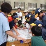 災害対策本部設置の机上訓練に取り組む参加者