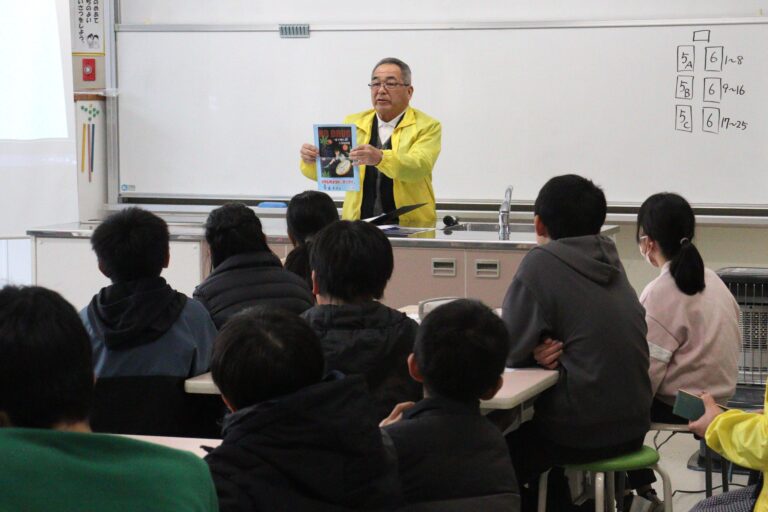 薬物乱用防止について学ぶ児童=岡山県津山市で