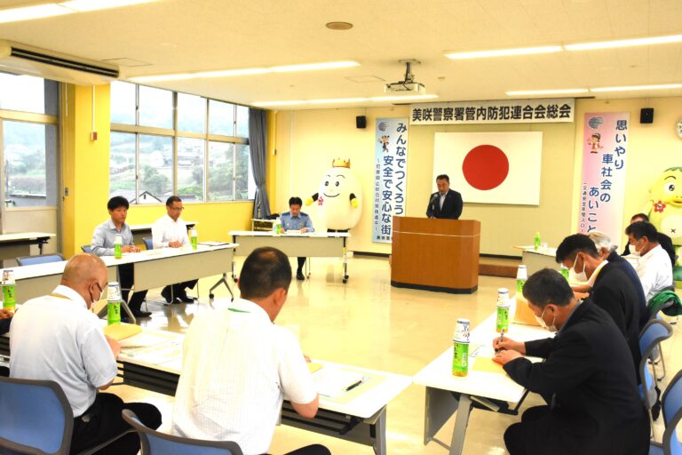 あいさつする青野会長=岡山県美咲町で