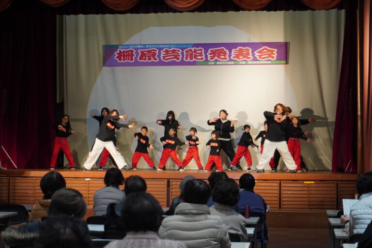 日ごろの稽古の成果を発表する出演者=岡山県美咲町で