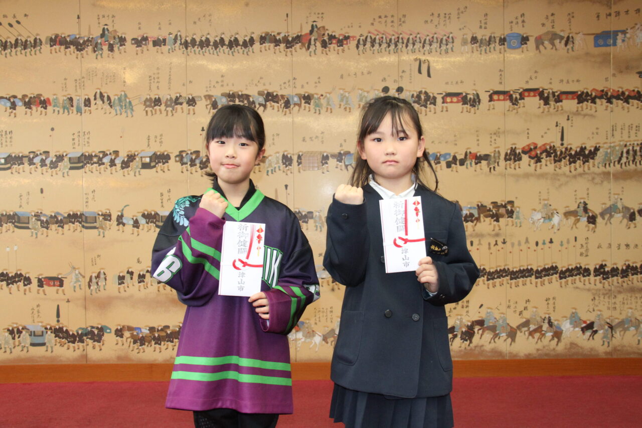 全国大会に向け意気込みを見せる丸尾選手（右）と宇佐美選手=岡山県津山市で