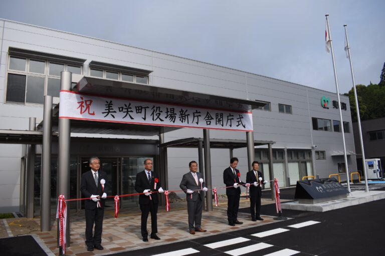 新庁舎の開庁を祝うテープカット=岡山県美咲町で
