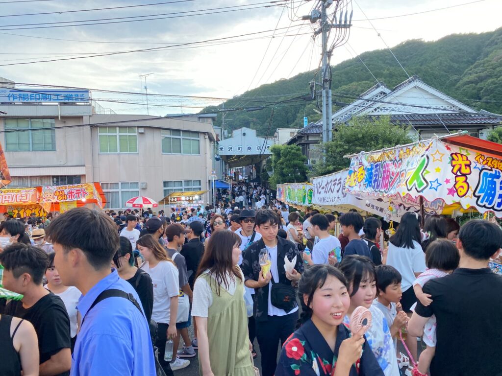 出店が並び、大勢の人でにぎわう米沢町商店街付近