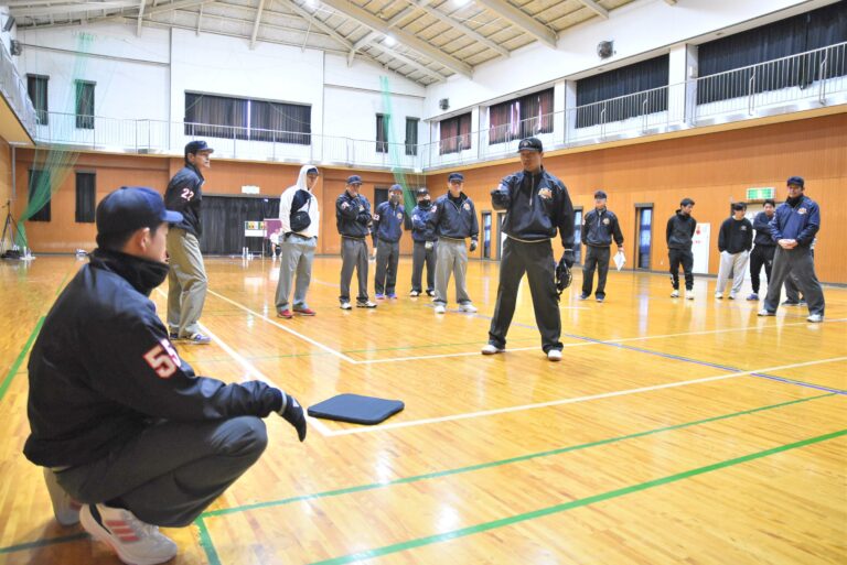 審判講習を受ける参加者=岡山県津山市で