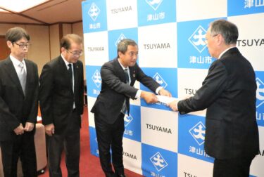 要望書を手渡す秋田委員長
