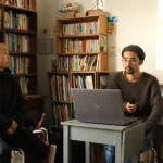 多彩なトークを繰り広げる横山さん（右）と賀儀山さん=岡山県津山市で