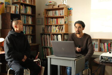 多彩なトークを繰り広げる横山さん（右）と賀儀山さん=岡山県津山市で