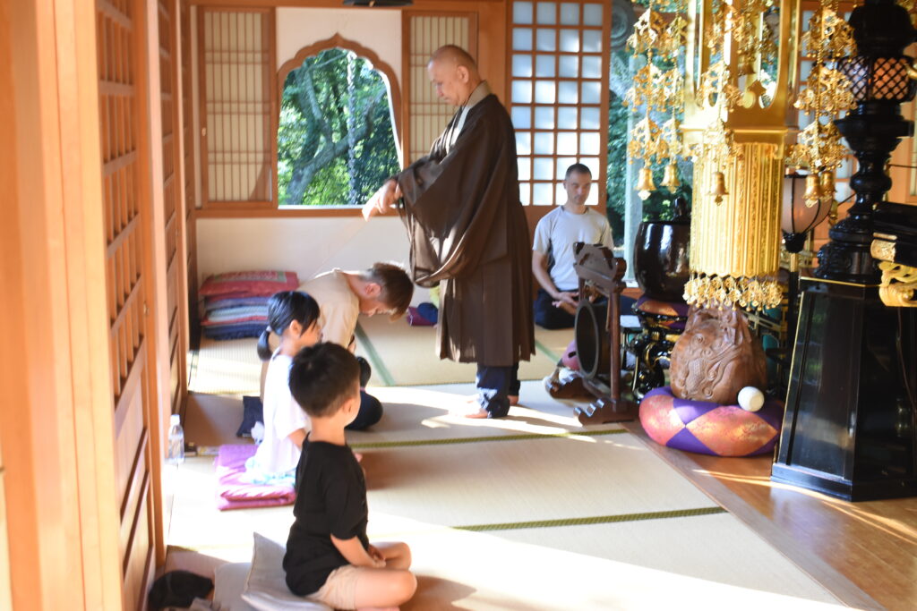 慈恩寺恒例の朝の座禅会