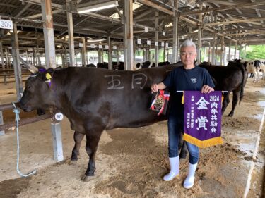 競り落とした山本さん=岡山県真庭市で