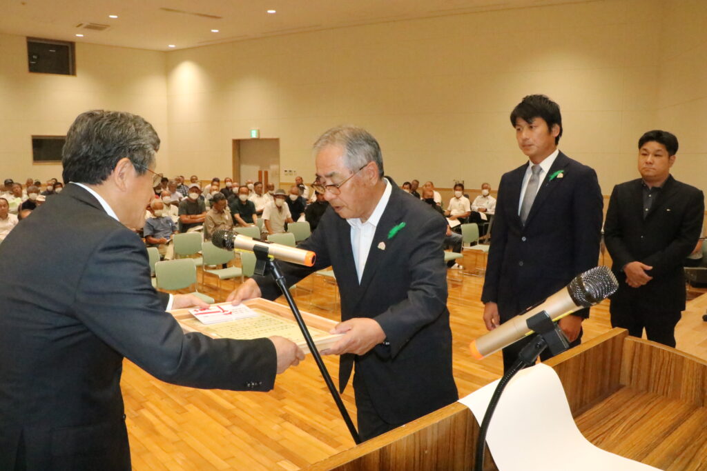 組合長（左）から感謝状を受け取る役員