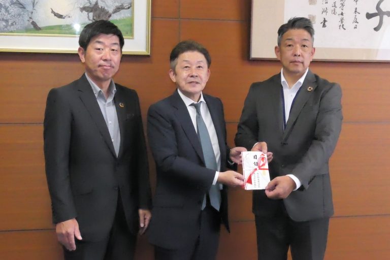 ＳＤＧｓ私募債で寄贈を行った武本代表（中央）と、津山高校の滝澤校長（右）