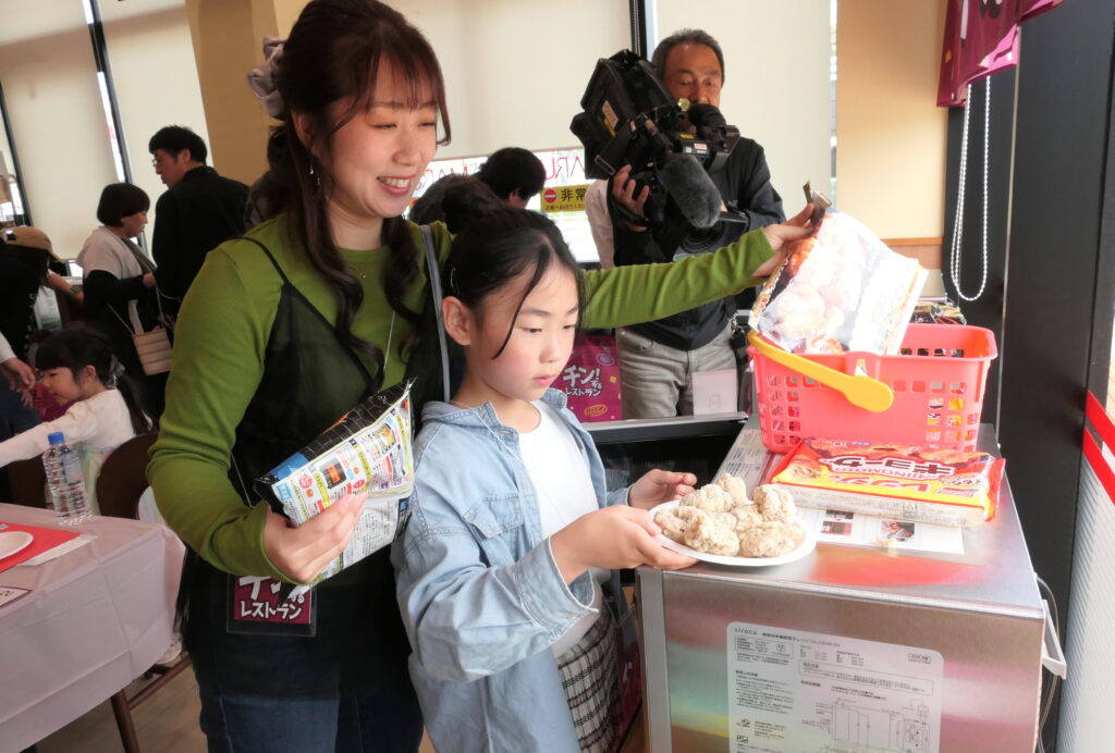 冷凍食品をレンジで解凍する親子