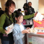 冷凍食品をレンジで解凍する親子