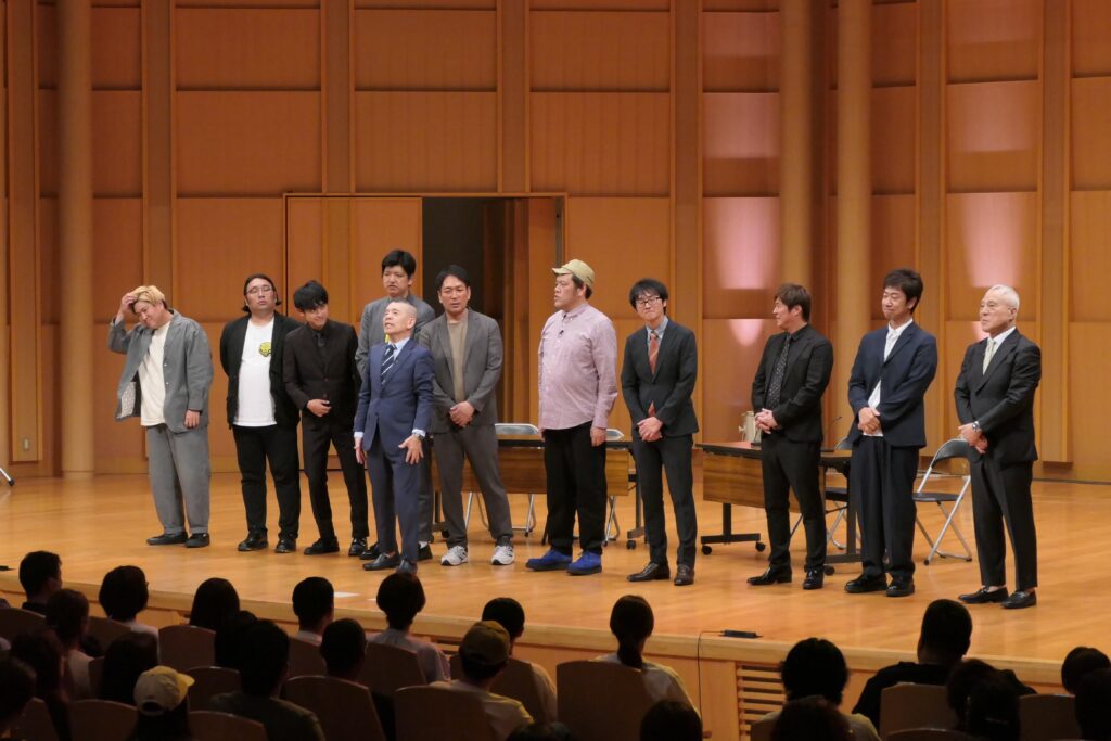 舞台を終えて観客にあいさつする出演者