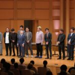 舞台を終えて観客にあいさつする出演者
