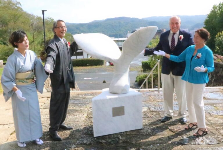 披露された「風の舞」と武藤さん夫妻（左側）、セミナリオ駐日ペルー大使夫妻=岡山県津山市で