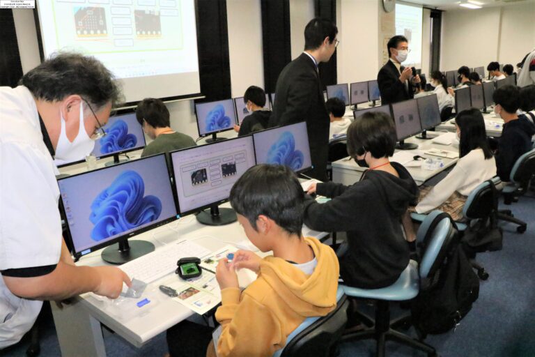 マイクロビットを使ったプログラミングを学ぶ小中学生=岡山県津山市で