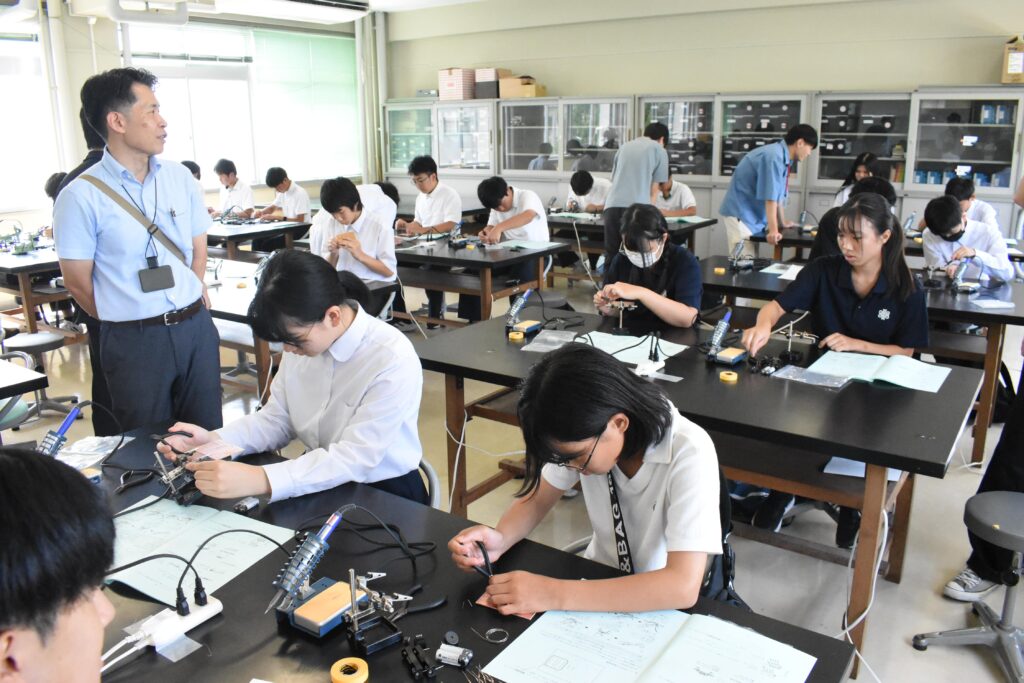 県内外から訪れ体験を楽しむ中学生