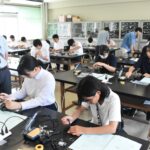 県内外から訪れ体験を楽しむ中学生