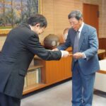 感謝状を贈られる庄司さん=岡山県津山市で