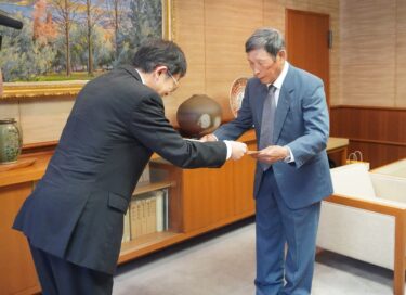 感謝状を贈られる庄司さん=岡山県津山市で
