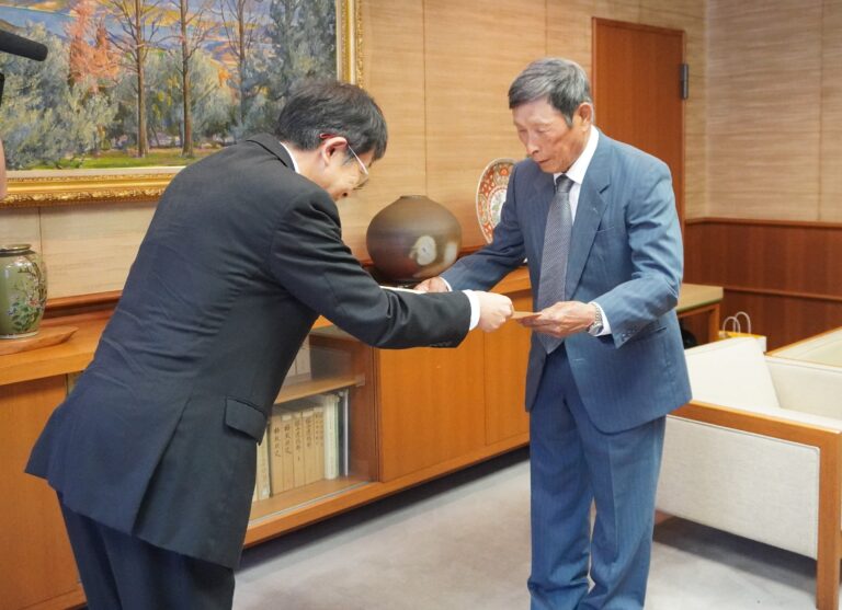 感謝状を贈られる庄司さん=岡山県津山市で