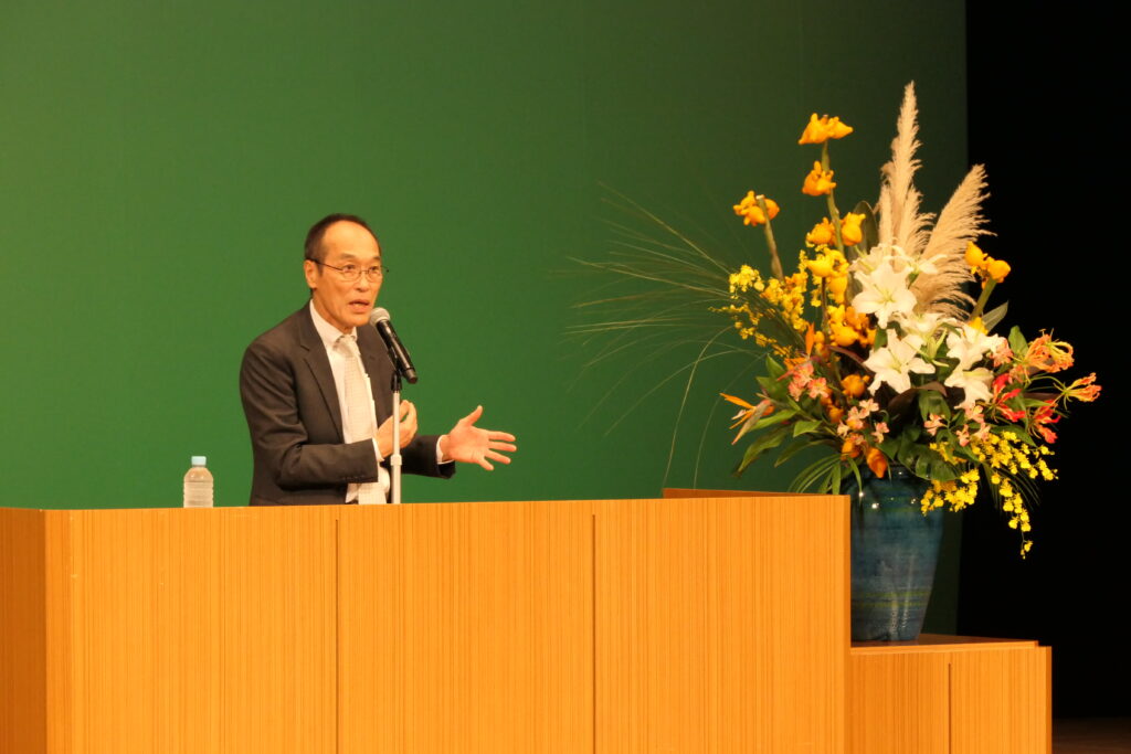 壇上で地域活性化について話す東国原さん