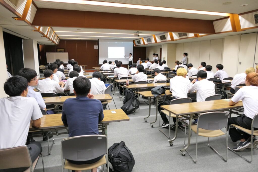 市役所で開かれた報告会の様子