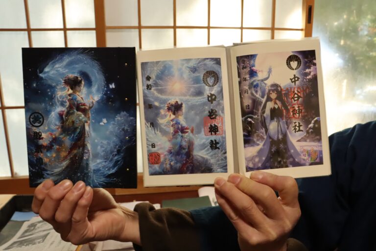 中谷神社の新作の御朱印帳（左）と限定御朱印=岡山県鏡野町で