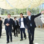 グローブスポーツドームを視察する古川国土交通副大臣（左から2人目）=岡山県津山市で