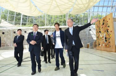 グローブスポーツドームを視察する古川国土交通副大臣（左から2人目）=岡山県津山市で