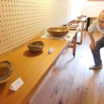 展示スペースに並ぶデービットさんの意欲作=岡山県奈義町で