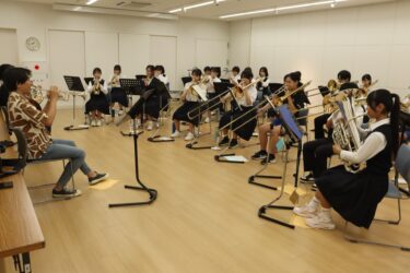 池田さんらから指導を受け、実践する部員たち=岡山県津山市で