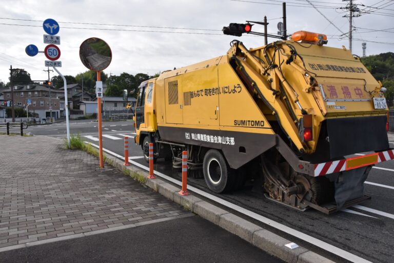 道路を清掃する車両