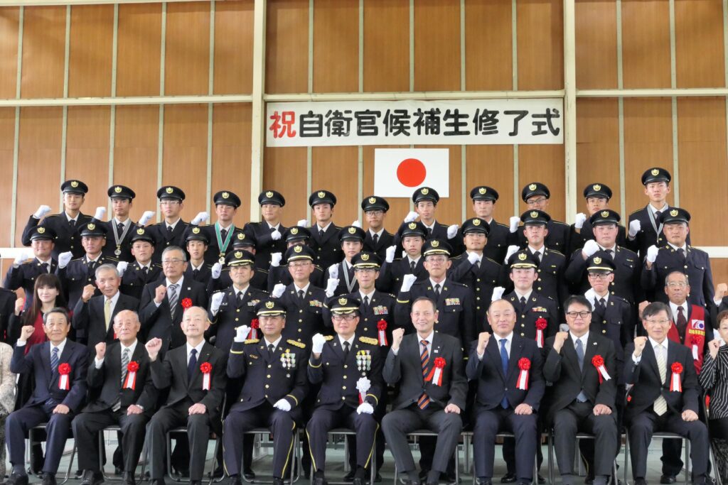 修了証書を受け取った候補生ら