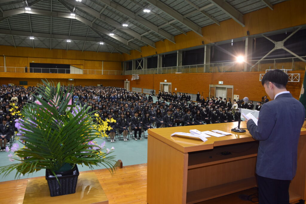 答辞を読み上げる生徒