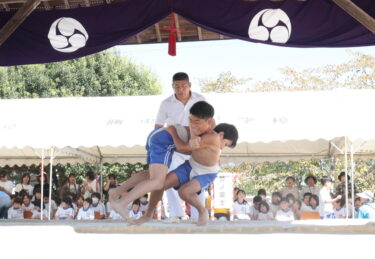 正方形の「角土俵」で力を競い合う児童