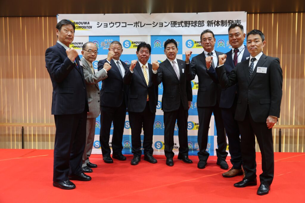 記者会見を行った新首脳陣の尾花氏、松元氏、奥代氏、萩原市長、有元社長、米村氏、伊与田氏、赤川氏(左から)