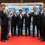 記者会見を行った新首脳陣の尾花氏、松元氏、奥代氏、萩原市長、有元社長、米村氏、伊与田氏、赤川氏（左から）