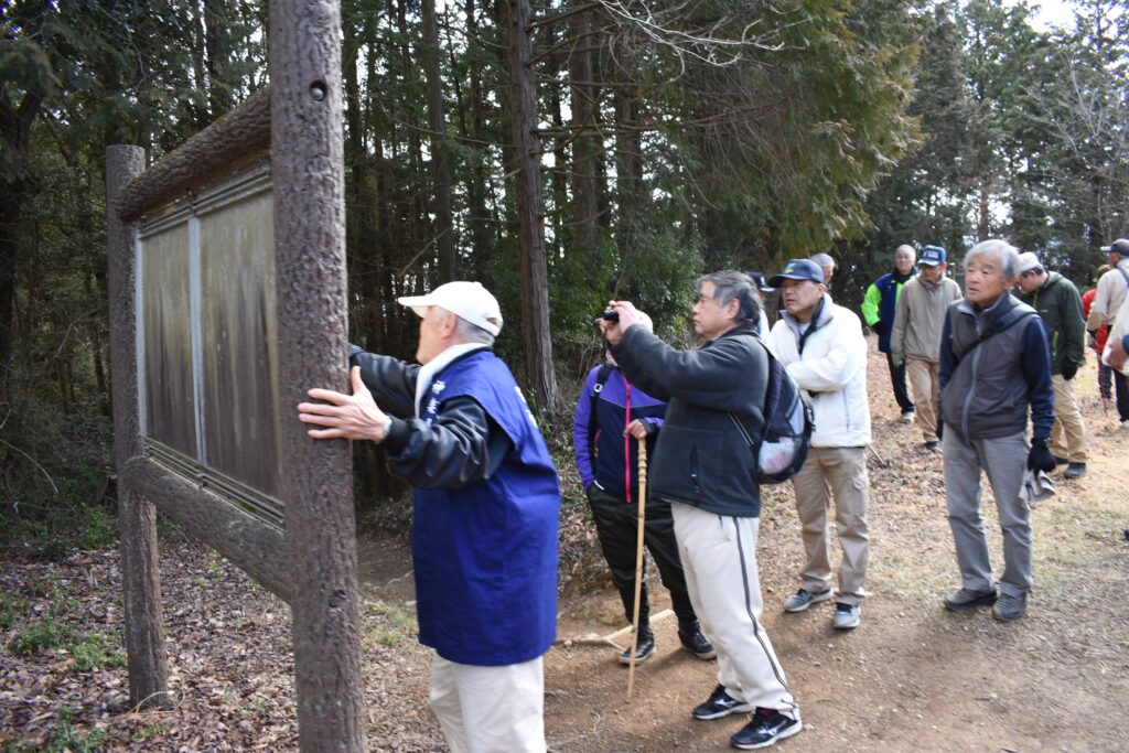 史跡の歴史を学びながら登山を楽しむ参加者